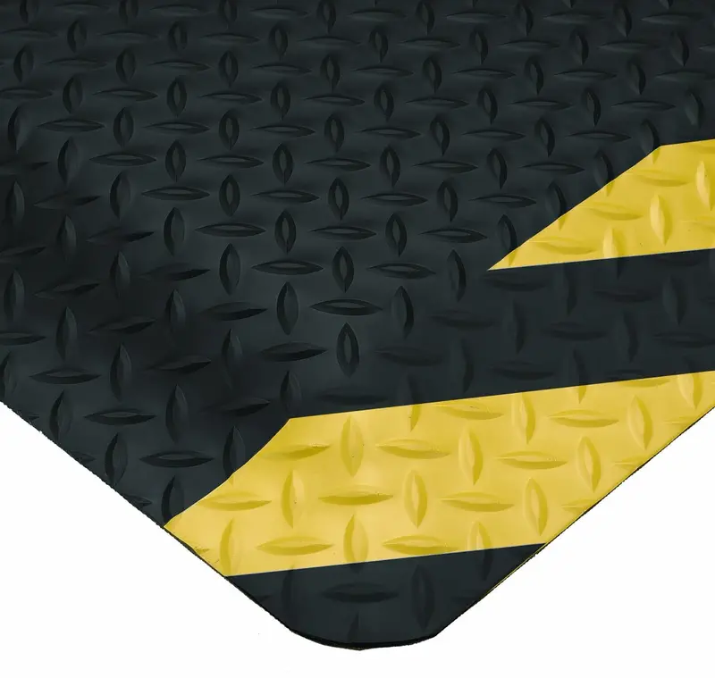 Wearwell Diamond-Plate SpongeCote UltraSoft Mat – 3′ x 10′, 15/16″ Thick, Black with Chevron Pattern